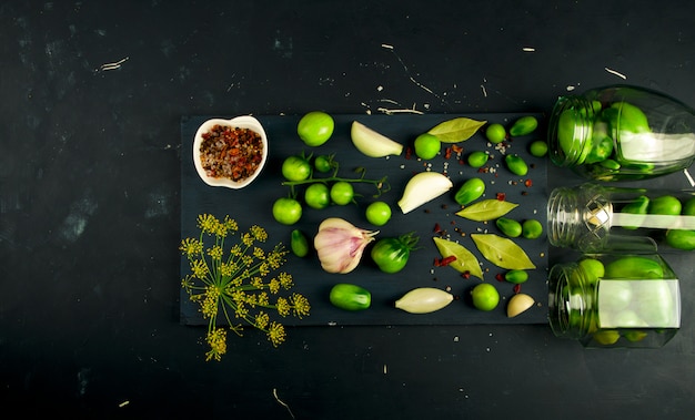 緑の野菜とスパイス、木の板