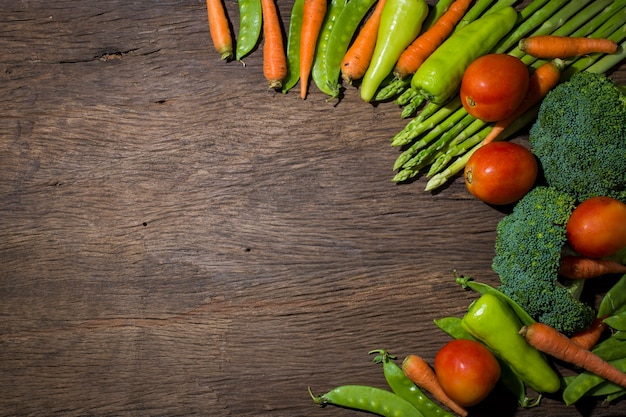 Verdure verdi su fondo di legno