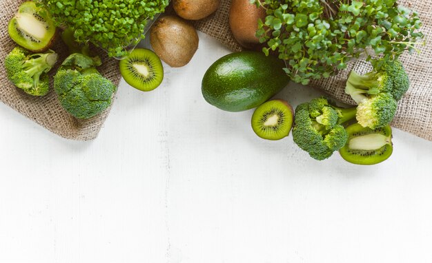 木製の表面に緑の野菜