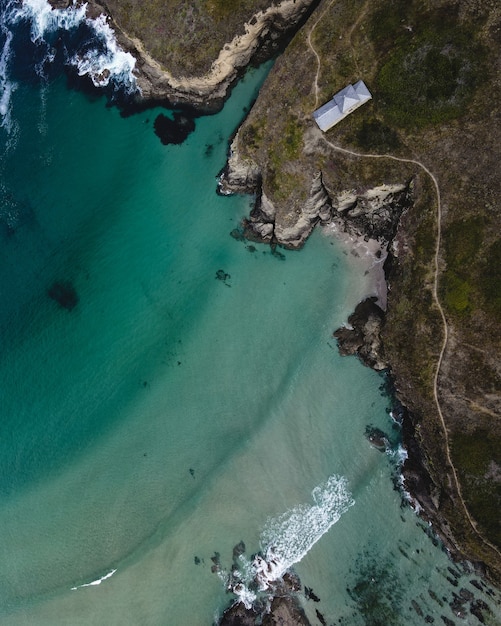 Photo green water beach breaking waves drone shot with chapel