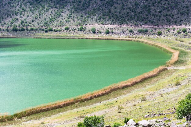 Photo green water of volcanic nar lake in cappadocia