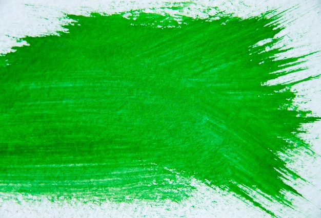 Зеленая акварель на бумаге