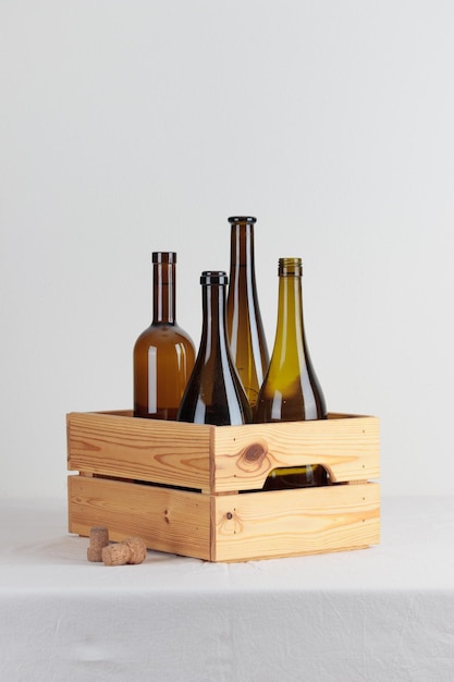 Бутылки зеленого вина в коробке на столе