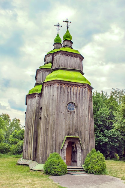 Зеленые деревянные купола православной церкви