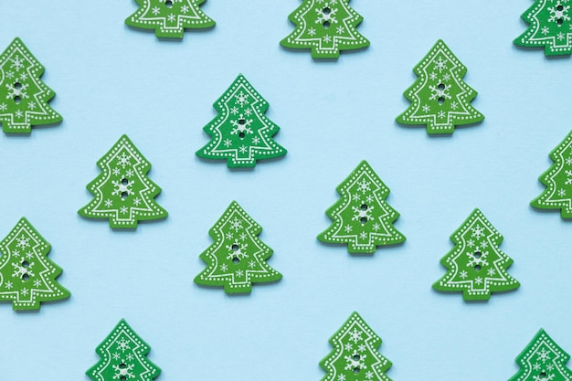 Photo green wooden figures in the form of christmas tree on a blue background