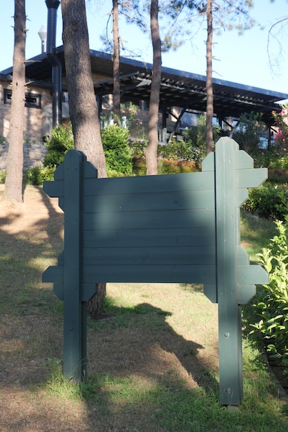 Зеленый деревянный знак в парке с концепцией копировального пространства