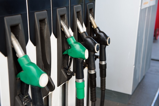 Carburante colorato verde e giallo, stazione di servizio. stazione di servizio in funzione.