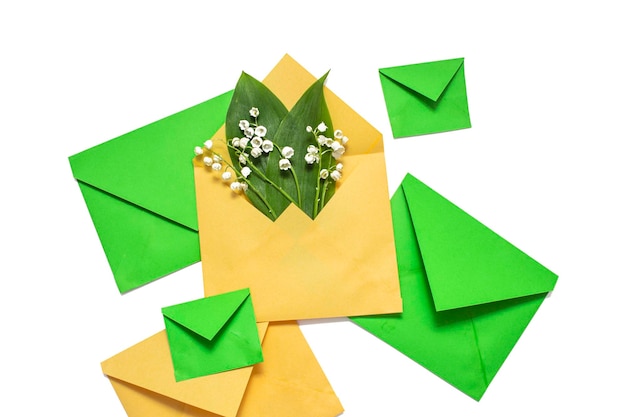 Фото Зеленые желтые конверты на прозрачном фоне