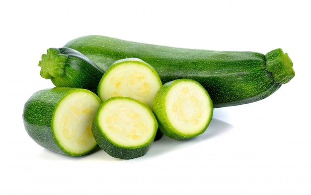 Verdure verdi dello zucchini isolate su bianco