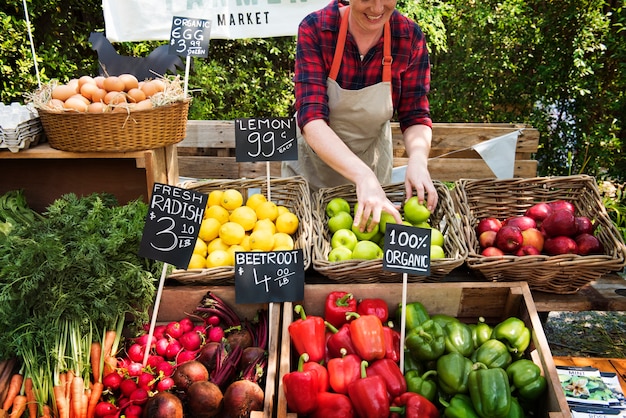 Fruttivendolo che prepara prodotti agricoli freschi