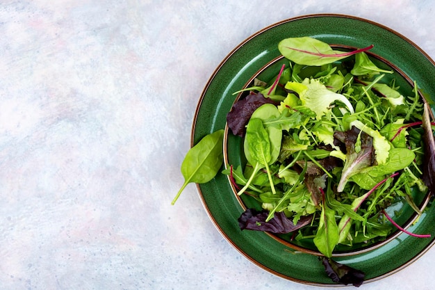 Insalata di verdure crude mangiare sano