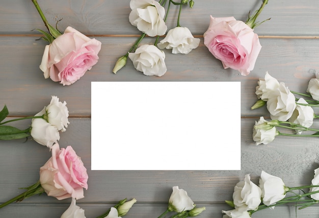 Foto biglietto di auguri per la festa della mamma. fiori su sfondo grigio