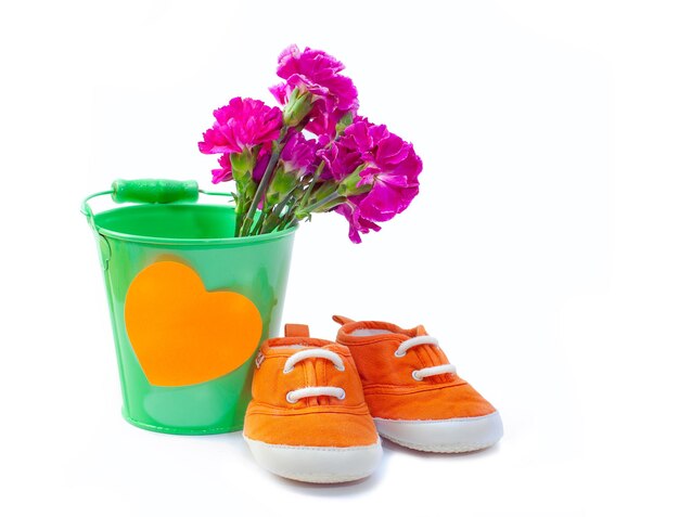 Foto greeting card voor baby baby's sneakers en emmer met bloemen