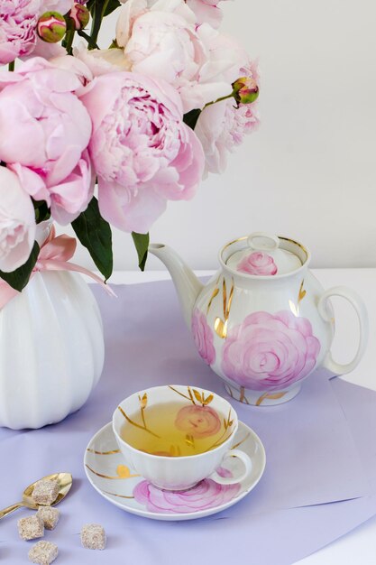 Foto cartolina d'auguri con un bouquet di rosa bellissime peonie enormi