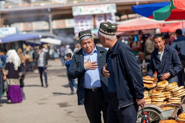 우즈베키스탄에서 서로 인사하기