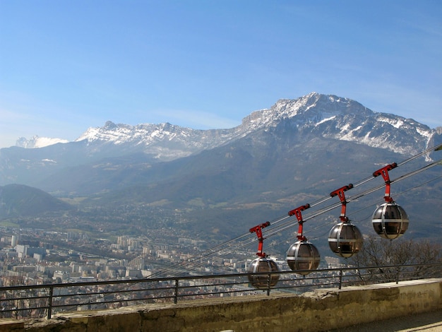 Grenoble. Kabelbaan voor reis naar fort Bastille. Kabelbaancabines rijden naar de losplaats