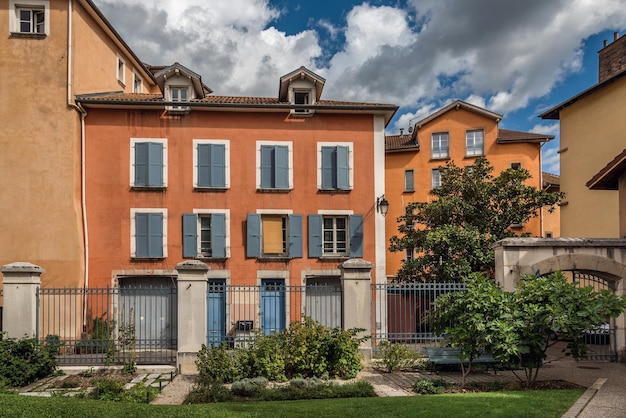 Photo grenoble old colorful houses with shutters