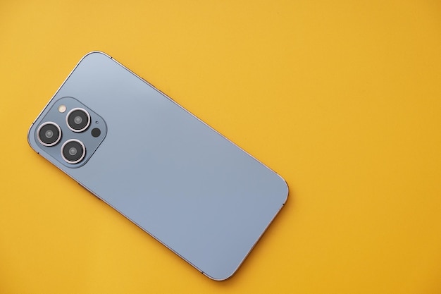 背面にカメラを搭載したグレーのアップル iphone