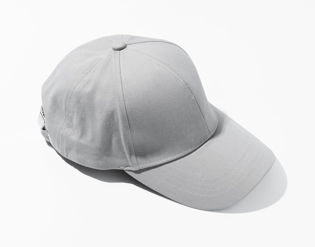 Foto cappello da baseball grigio su sfondo bianco