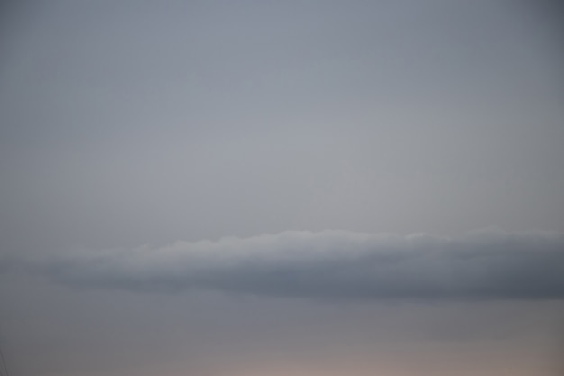 Foto nuvole grigie nel cielo