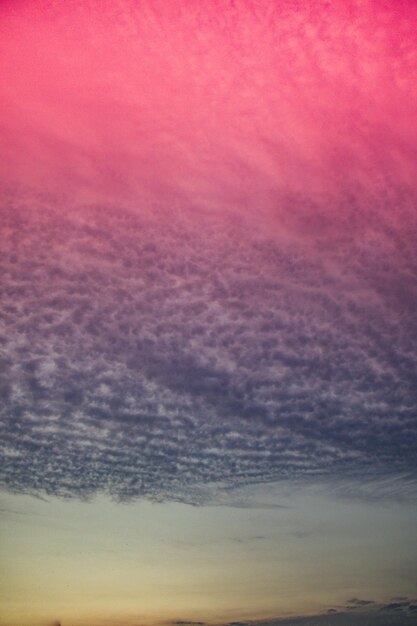 Photo grey color clouds partly cover the sky in the daytime