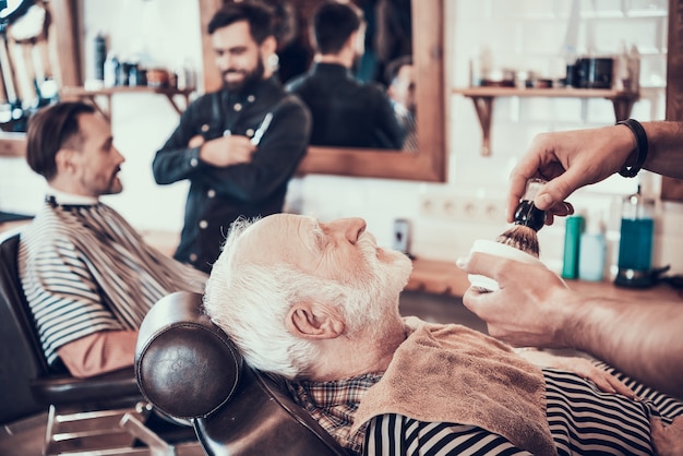 Grey Haired Man Scheren Bereid In Barber Shop