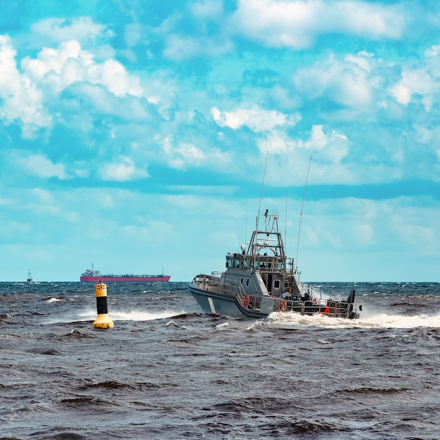 バルト海を航行する灰色の軍艦。国境警備隊