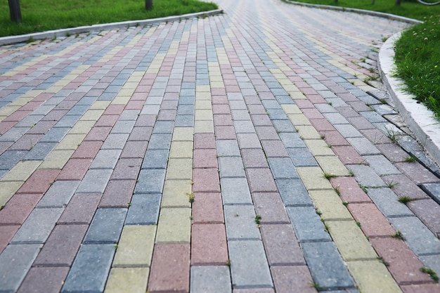 Серый брусчатка, пешеходная дорожка, тротуар заделывают, текстура, вид сверху. Цементный кирпич в квадрате каменный пол фон. Бетонная тротуарная плитка. Тротуарная плитка