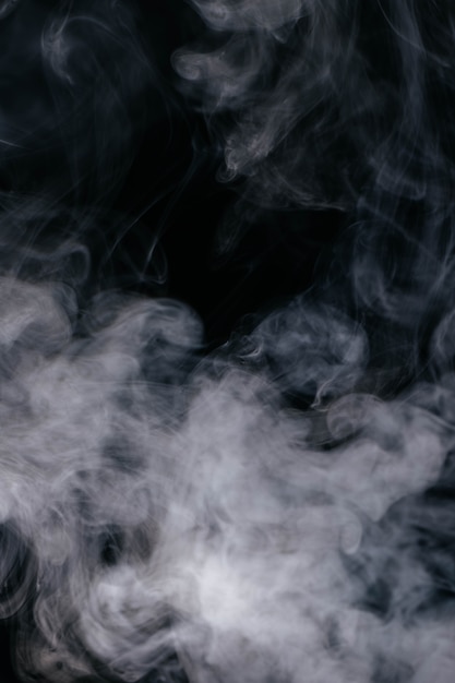 Foto onde di fumo grigio su sfondo nero