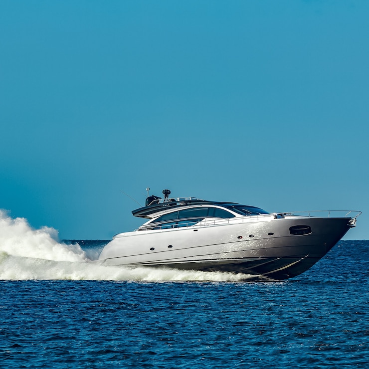 Photo grey speedboat moving fast by the river in latvia. water sport