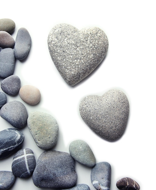 Серые камни в форме сердца, изолированные на белом