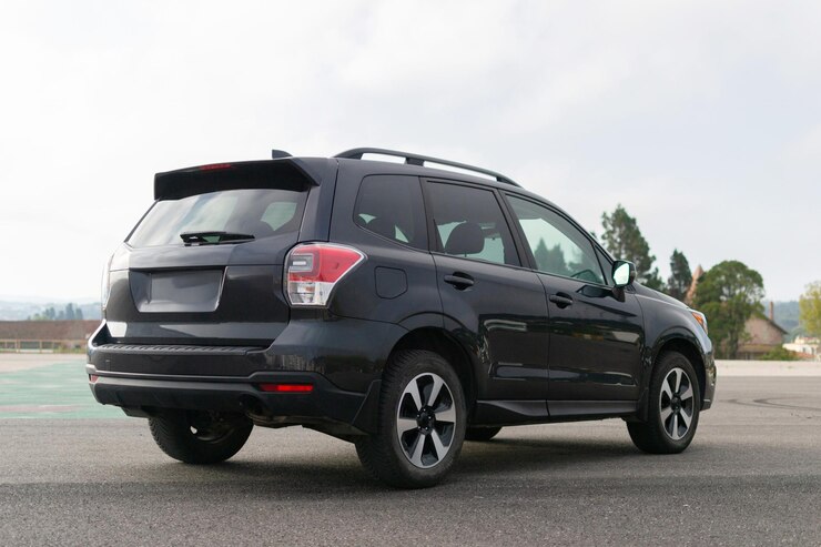 Photo grey suv auto power luxury model shiny polished stationary vehicle on the road