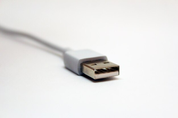 Фото Серый usb-кабель на белом фоне