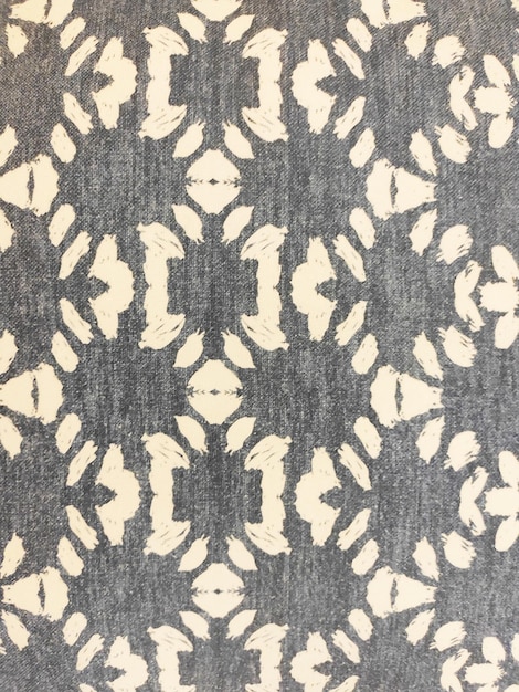 Photo a grey and white rug with a floral design on the front.