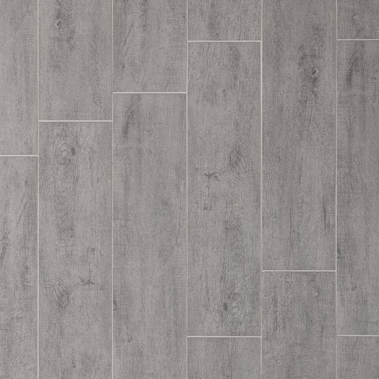 Photo grey wood-look tile floor
