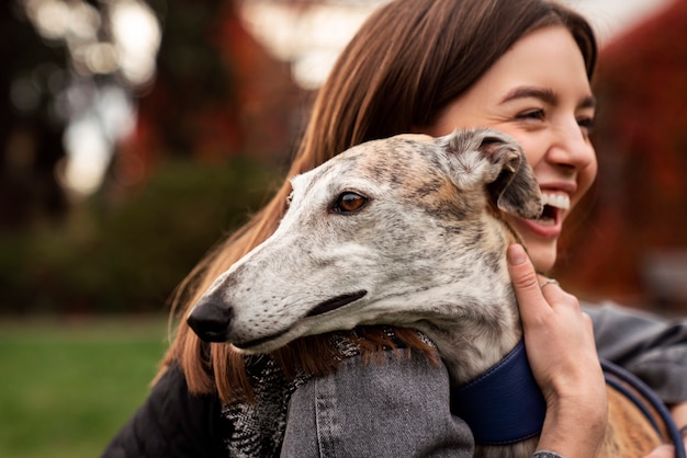 Cane levriero che si gode la sua passeggiata