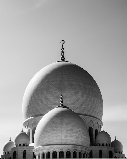 Greyscale shot of the Sheikh Zayed Grand Mosque in Abu Dhabi, United Arab Emirates