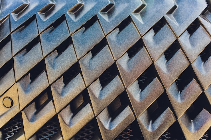 Foto grid van de auto met sunflare radiator grille metalen close-up textuur achtergrond chroom grill van grote krachtige motor macro