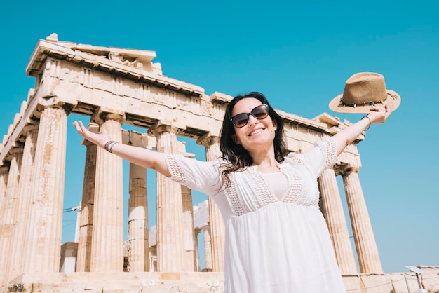 Griekenland, Athene, gelukkige vrouw die de Parthenon-tempel op de Akropolis bezoekt