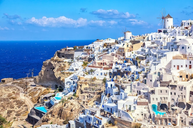 Griekenland vakantie iconische achtergrond Beroemd Oia dorp met traditionele witte huizen en windmolens tijdens zonnige zomerdag Santorini eiland Griekenland