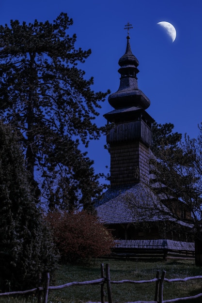 Grieks-katholieke kerk van de heilige aartsengel Michaël 's nachts. Museum voor Volksarchitectuur in Uzhhorod in 1974. Gebouwd in 1777 zonder ijzeren spijker. Oekraïne.