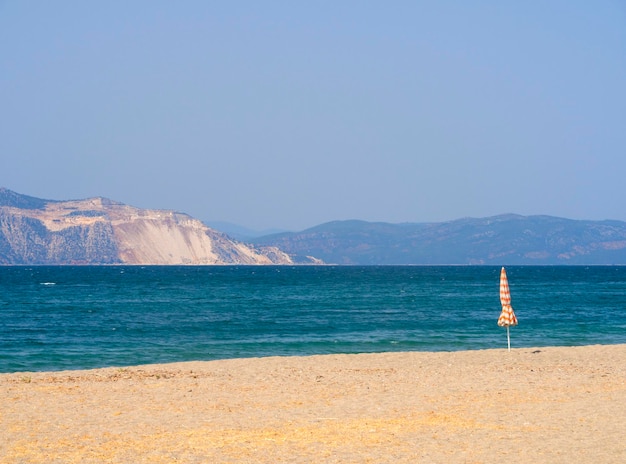 Grieks kuuroord met de warmwaterbronnen van loutraedipsou op het eiland evia euboea in de egeïsche zee