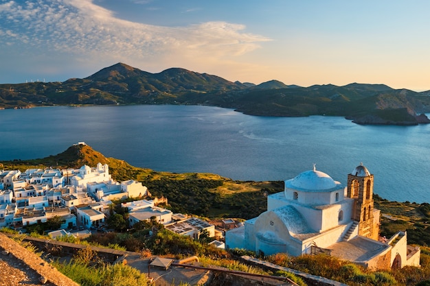 Grieks-orthodoxe kerk in plaka-dorp op milos-eiland op zonsondergang in Griekenland