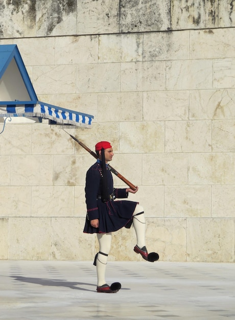 Foto griekse bewakers evzones bij het graf van de onbekende soldaat in het griekse parlement op syntagma athene griekenland