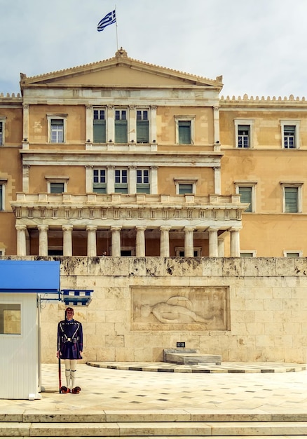 Griekse bewakers Evzones bij het graf van de onbekende soldaat in het Griekse parlement op Syntagma Athene Griekenland