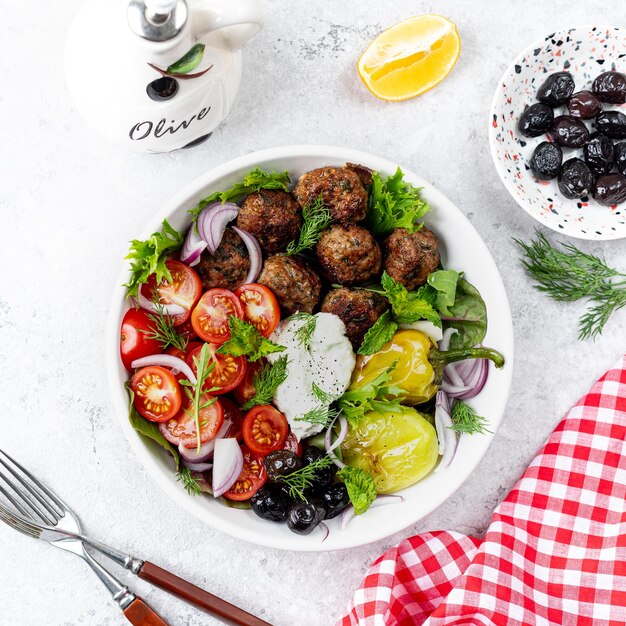 Foto griekse gehaktballen met tzatziki saus