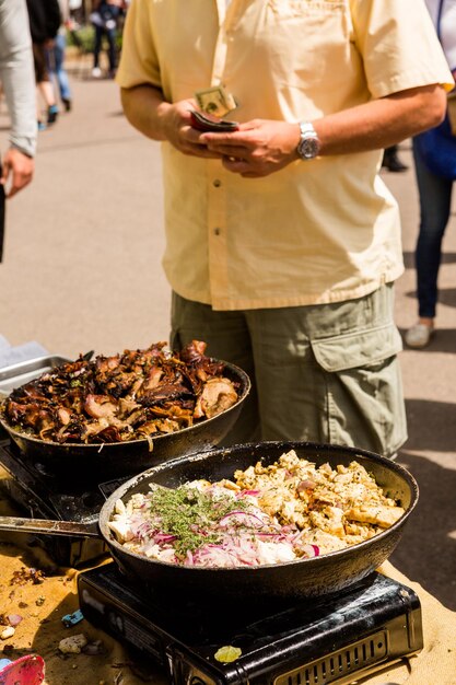 Griekse gyros koken op de boerenmarkt.