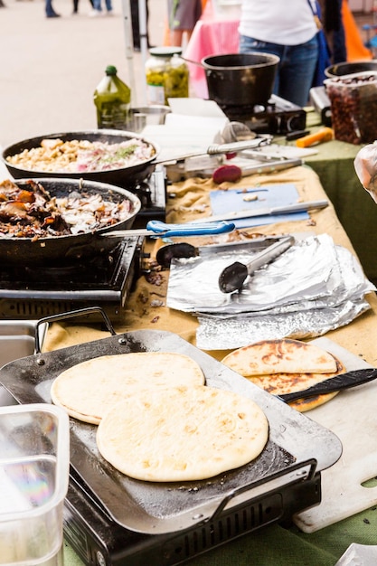 Griekse gyros koken op de boerenmarkt.