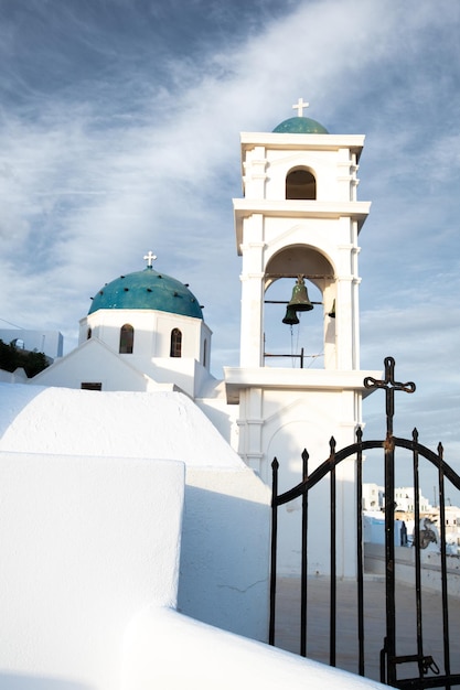 Griekse kerk met blauwe koepels in Santorini