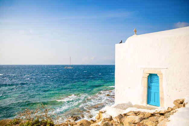 Griekse kerk wit gebouw met koepel tegen de blauwe hemel op het eiland Mykonos, Griekenland